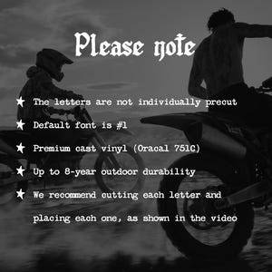 以下が含まれることがあります： 2台のオフロードバイクとライダーの白黒画像。テキストオーバーレイには「Please note」と表示され、「Premium cast vinyl」や「Up to 8-year outdoor durability」などの製品の詳細が記載されています。