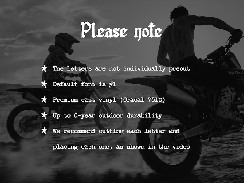 以下が含まれることがあります： 2台のオフロードバイクとライダーの白黒画像。テキストオーバーレイには「Please note」と表示され、「Premium cast vinyl」や「Up to 8-year outdoor durability」などの製品の詳細が記載されています。