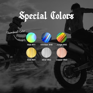 以下が含まれることがあります： 2台のモトクロスバイクが写った白黒画像。 「Special Colors」というテキストが、 「Holo」、「Obsidian」、「Jungle」、「Gold」、「Silver」、「Copper」などのオプションを含むカラーパレットの上に表示されています。