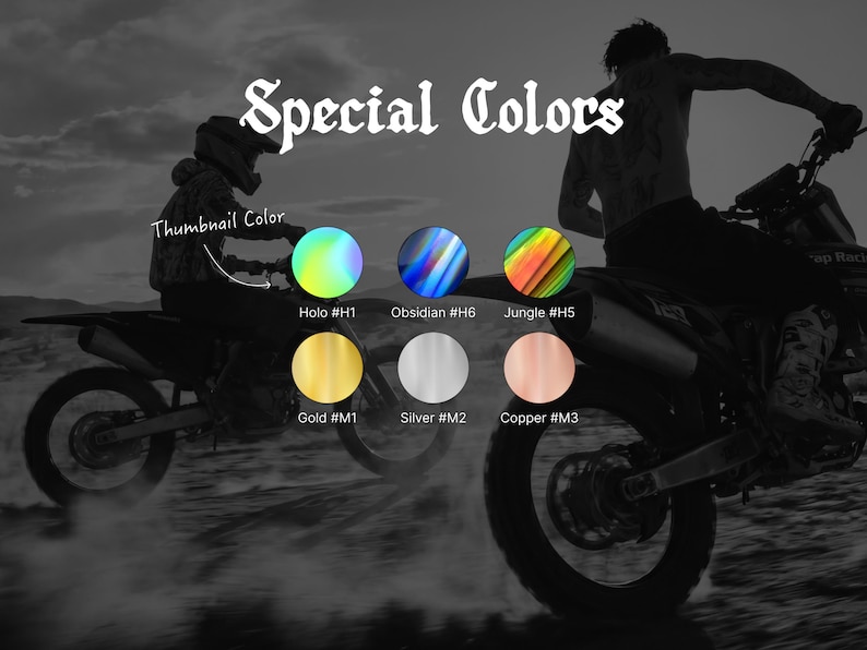 以下が含まれることがあります： 2台のモトクロスバイクが写った白黒画像。 「Special Colors」というテキストが、 「Holo」、「Obsidian」、「Jungle」、「Gold」、「Silver」、「Copper」などのオプションを含むカラーパレットの上に表示されています。