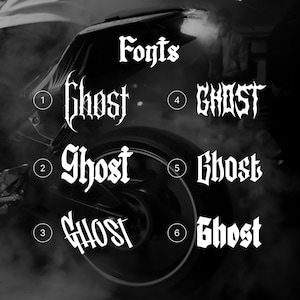 以下が含まれることがあります： 「Ghost」という単語の6つの異なるフォントスタイルを示す白黒画像。「Fonts」という単語が上部にあります。背景にはオートバイが部分的に見え、煙がドラマチックな効果を加えています。