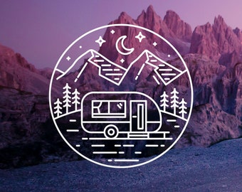 Op de afbeelding: Een witte lijnillustratie van een camper voor bergen met een halve maan en sterren aan de hemel. De illustratie bevindt zich in een cirkel met een witte omtrek.
