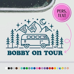 Könnte beinhalten: Eine blaue und weiße Illustration eines Wohnmobils, das durch eine Berglandschaft fährt, mit dem Text "BOBBY ON TOUR" darunter. Die Illustration befindet sich auf einem weißen Hintergrund.