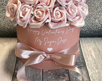Boîte à chapeaux remplie de roses, diamants, perles cadeau personnalisé, roses dans une boîte, cadeau de Saint-Valentin, cadeau d’anniversaire, cadeau pour maman, cadeau pour elle