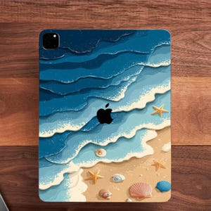 Può includere: Custodia per iPad con un design a tema spiaggia, con onde blu, conchiglie e stelle marine. Il logo Apple è visibile. La custodia è su una superficie di legno.