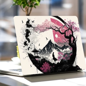 Könnte beinhalten: Eine Laptop-Haut mit einer Schwarzweiß-Illustration einer Berglandschaft mit rosa Himmel und einem Kirschblütenbaum. Die Illustration ist von einem schwarzen Kreis umgeben.