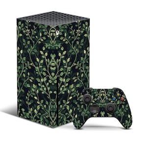 Puede incluir: Piel para consola y mando Xbox Series X con un diseño de hojas y vides verdes sobre fondo oscuro. La consola está en posición vertical y el mando a la derecha.