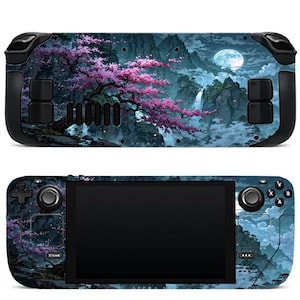 Peut inclure: Une console de jeu portable noire avec une peau personnalisée représentant un paysage japonais avec un cerisier rose en fleurs, des cascades, des montagnes et une pleine lune. La console a un écran noir et des boutons.