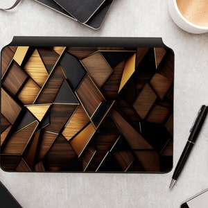 Peut inclure: Un motif géométrique noir et or avec un effet 3D. Le motif est composé de carrés et de triangles, et les couleurs sont brun foncé, or et noir.
