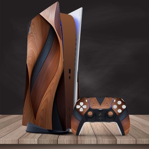 Pode incluir: Um console com um padrão de madeira e um controlador correspondente com um padrão de madeira. O console é branco e o controlador é preto com um logotipo PlayStation branco.