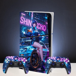 Può includere: Una console di gioco bianca con una skin personalizzata con una grafica al neon di una donna e un'auto, con la scritta "SHIN CHO". Sono visibili anche due controller abbinati, ciascuno con lo stesso design.