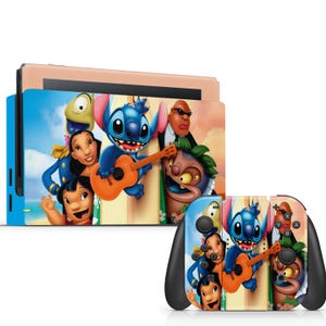 Puede incluir: Una consola Nintendo Switch azul y beige con un juego de mandos a juego. La consola y los mandos presentan un gráfico colorido de Stitch y otros personajes de la película de Disney Lilo & Stitch, con Stitch tocando la guitarra.
