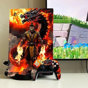 Peut inclure: Une console PlayStation 5 noire avec un skin personnalisé représentant un dragon de feu et un personnage de la série de jeux vidéo Mortal Kombat. La console est sur un support et une manette personnalisée assortie est devant elle.