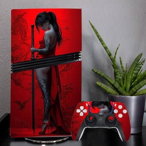 Op de afbeelding: Een rode PlayStation 5 console skin en bijpassende controller met een vrouw met een zwaard. De console skin heeft een rode achtergrond met een gedetailleerde illustratie. De controller heeft een zwart en rood ontwerp.