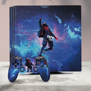 Op de afbeelding: Een blauwe en zwarte PlayStation 4 console met een galaxy-ontwerp met een rood en zwart Spider-Man-personage. De console wordt geleverd met een bijpassende blauwe en zwarte controller.
