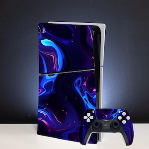 Può includere: Una console PlayStation 5 nera e bianca con una skin dal design astratto blu e viola. La console è accanto a un controller nero e bianco abbinato con la stessa skin.