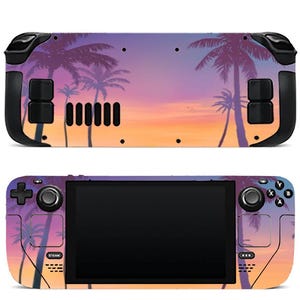 Può includere: Una console di gioco portatile con una skin raffigurante un tramonto tropicale con sagome di palme in tonalità viola, rosa e arancione. Il dispositivo presenta uno schermo nero, un pad direzionale, levette analogiche e pulsanti d'azione.