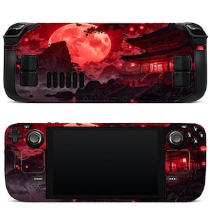 Può includere: Una console di gioco portatile con una skin che mostra un paesaggio nei toni del rosso. Il design presenta una grande luna rossa, una struttura templare tradizionale e un terreno roccioso. Il dispositivo include pulsanti, joystick e schermo neri.