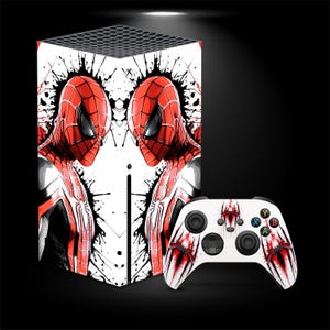 Può includere: Un set di console e controller di gioco bianchi con un design di Spider-Man. La console presenta una grafica di Spider-Man rossa e bianca con schizzi di inchiostro nero. Il controller è bianco con dettagli di Spider-Man rossi e pulsanti neri.