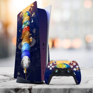 以下が含まれることがあります： 太陽系のデザインが施されたカスタムスキンを備えた、黒と青のPlayStation 5コンソール。スキンは、惑星、星、ロケットが描かれた濃い青色の背景になっています。コンソールは、それに合わせた黒と青のPlayStation 5コントローラーの隣にあります。