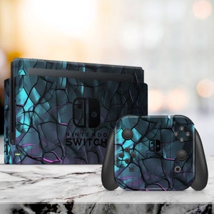 Op de afbeelding: Een zwarte Nintendo Switch-console en controller met een gebarsten blauw en paars ontwerp. Het ontwerp heeft een gebarsten, textuurpatroon met een blauw en paars kleurenschema.