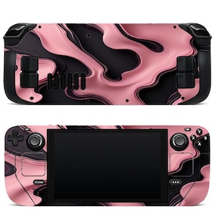 Pode incluir: Duas consolas de jogos Steam Deck, uma de cima e outra frontal, com um design abstrato rosa e preto. O design apresenta padrões em redemoinho, cobrindo toda a superfície da consola, incluindo botões e controlos. O ecrã é preto.