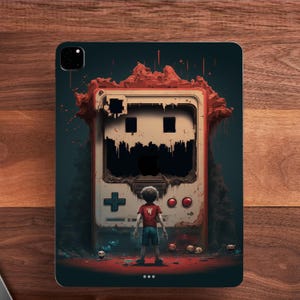 以下が含まれることがあります： レトロなゲーム機をデザインしたデジタルアートプリントのタブレットケース。赤いシャツと青いショートパンツを着た小さな人物がゲーム機の前に立っています。デザインは、暗い色と赤色のアクセントで、使い古されたような雰囲気です。
