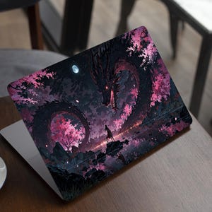 Può includere: Laptop con un design artistico fantasy raffigurante un drago nero, fiori di ciliegio rosa e una figura. L'opera è ambientata in un bosco scuro illuminato dalla luna, creando una scena mistica.