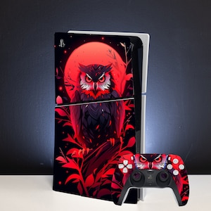 Op de afbeelding: Een rode en zwarte PlayStation 5 console- en controller-skin met een uil met een rode maan op de achtergrond. De uil zit op een tak met rode bladeren.