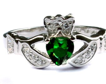 Bague Claddagh avec pierre de naissance émeraude et zircone cubique en argent Bague en argent avec pierre de naissance