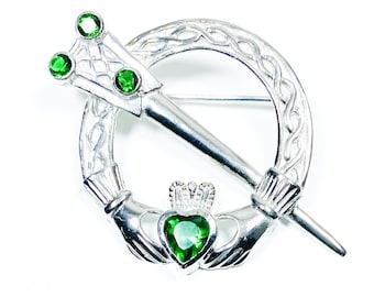 Broche Claddagh de plata Tara con piedra de circonita cúbica verde esmeralda