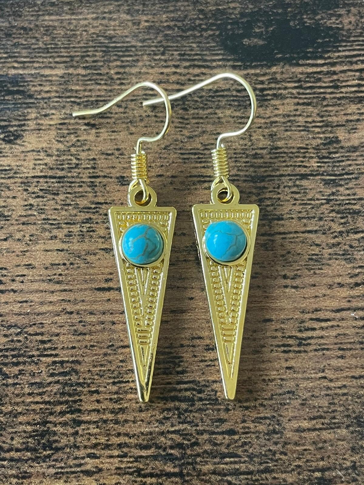 Gold tone drop down earrings with turquoise stone Etsy.de