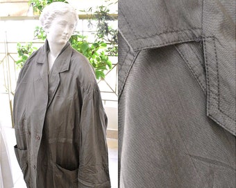 manteau de longueur maxi silk vintage. Manteau d’été gris de luxe de femme. Vêtements d’extérieur Chic pleine longueur. Pardessus de printemps. Long manteau vintage