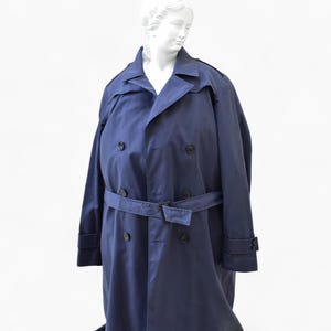 Abrigo largo militar griego azul marino para hombre. Gabardina vintage de los años 70. Abrigo cruzado con cinturón y forro interior de piel. Abrigo azul marino de otoño.