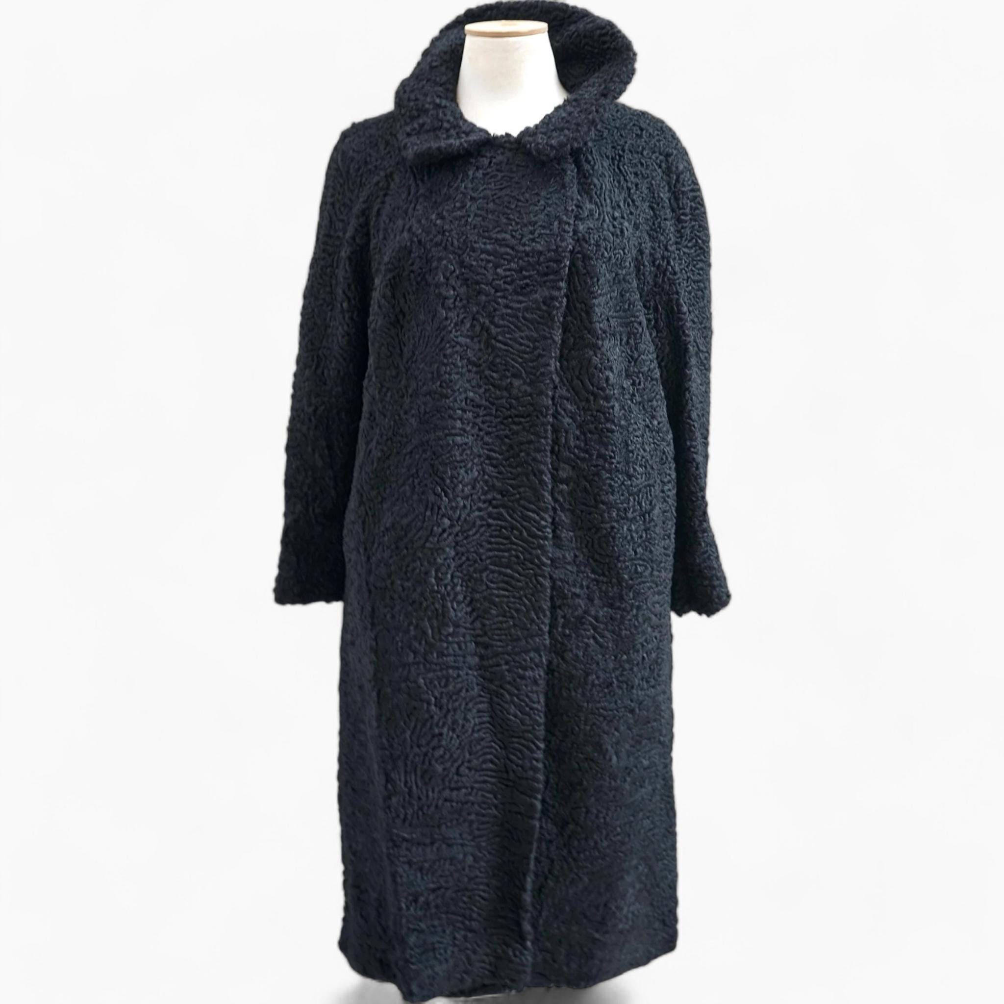 ブラックのペルシャラムファー（アストラカン）を使用したケープコート ブラックのペルシャラムファー（アストラカン）を使用したケープコート