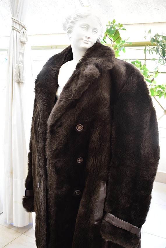 Manteau en fausse fourrure vintage des annees 1980. Pardessus pour femme surdimensionne et moelleux. Fourrure vegetalienne fourrure ecologique. Fourrure marron fonce details du manteau en cuir. Longue...