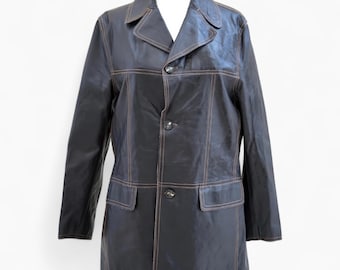 Abrigo marrón de cuero auténtico de los años 60/70 para hombre con costuras en contraste. Abrigo de cuero con botones y manga larga. Chaqueta de motociclista minimalista.