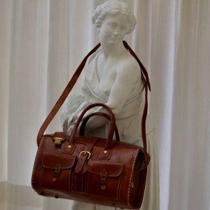 Vintage-Premium brown leather (handbag, luggage & travel) dufflebag in medium to large size (100% nature leather skin color)