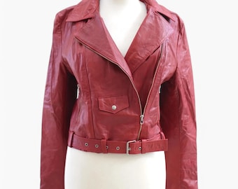 Könnte beinhalten: Eine rote Lederjacke mit Reißverschluss und Gürtel an der Taille.