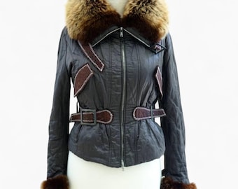 Abrigo vintage de cuero para mujer con cuello de piel. Chaqueta de cuero auténtico con cinturón. Ropa minimalista vintage, chaqueta de cuero hasta la cintura de los años 90.