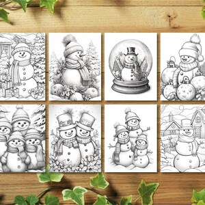 K&ouml;nnte beinhalten: Acht Schwarzwei&szlig;illustrationen von Schneem&auml;nnern in verschiedenen Winterszenen. Die Schneem&auml;nner tragen H&uuml;te und Schals. Einige Schneem&auml;nner halten Ornamente oder befinden sich in Schneekugeln.