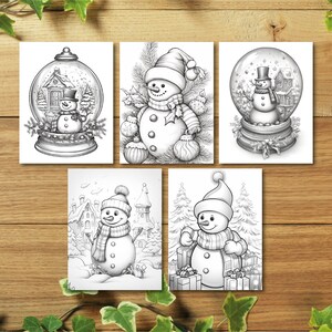 K&ouml;nnte beinhalten: F&uuml;nf Schwarzwei&szlig;illustrationen von Schneem&auml;nnern. Die Schneem&auml;nner befinden sich in verschiedenen Posen und Umgebungen, darunter eine Schneekugel, eine Winterszene und eine Weihnachtsszene. Die Illustrationen eignen sich perfekt zum Ausmalen oder als Inspiration f&uuml;r eigene Kunstwerke.