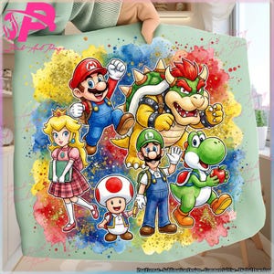Könnte beinhalten: Ein hellgrüner Stoff mit einer farbenfrohen Illustration von Mario, Luigi, Prinzessin Peach, Yoshi, Bowser und Toad. Die Charaktere sind vor einem Hintergrund im Aquarellstil mit goldenen Glitzerakzenten platziert. Das Design ist ein digitaler Sublimationsdruck.