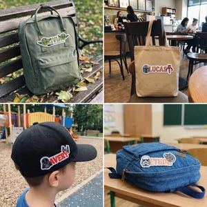 Puede incluir: Una colecci&oacute;n de parches y pegatinas con tem&aacute;tica de Star Wars en varios art&iacute;culos. Incluye una mochila verde con un parche de Yoda, un bolso tote beige con un parche de Lucas, una gorra de b&eacute;isbol negra con un parche de Avery y una mochila vaquera con un parche de Stormtrooper.