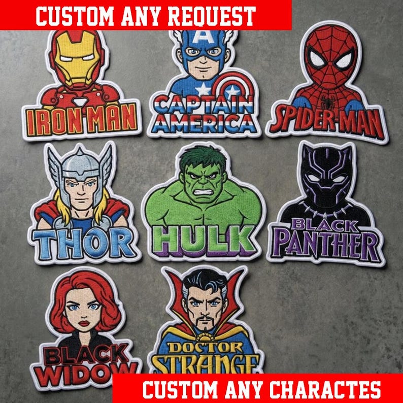 Puede incluir: Una colecci&oacute;n de ocho parches bordados con personajes de c&oacute;mics, incluyendo a Iron Man, Captain America, Spider-Man, Thor, Hulk, Black Panther, Black Widow y Doctor Strange, cada uno con su nombre impreso en letras negritas debajo.