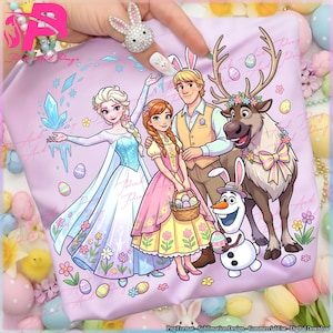 Op de afbeelding: Een lichtpaarse afbeelding met personages uit de film Frozen, waaronder Elsa, Anna, Kristoff, Sven en Olaf, allemaal met paasversieringen. De afbeelding bevat paaseieren en bloemmotieven.