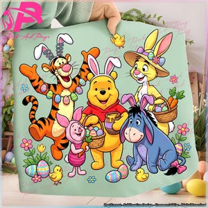Puede incluir: Una manta verde claro con temática de Pascua, con los personajes de dibujos animados Tigger, Winnie the Pooh, Piglet, Eeyore y Rabbit, todos con orejas de conejo. La manta está decorada con huevos de Pascua, flores y pollitos.