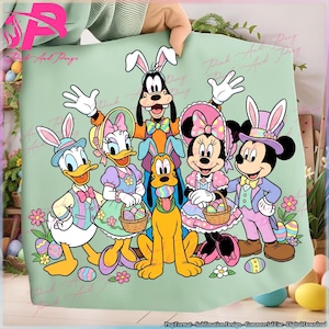 Puede incluir: Un diseño de temática de Pascua en verde claro con los personajes de Disney Donald Duck, Daisy Duck, Goofy, Pluto, Minnie Mouse y Mickey Mouse, todos vestidos con atuendos de Pascua y sosteniendo cestas de huevos. El diseño incluye el texto "Pink And Pingo".
