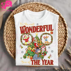 Könnte beinhalten: Weißes T-Shirt mit einem weihnachtlichen Design. Das Design zeigt Winnie-Puuh-Charaktere, einen Weihnachtsbaum und den Text "It's the most WONDERFUL time of THE YEAR".