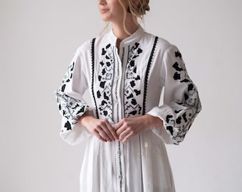 Geborduurde linnen jurk: witte boho-jurk met zwart borduursel